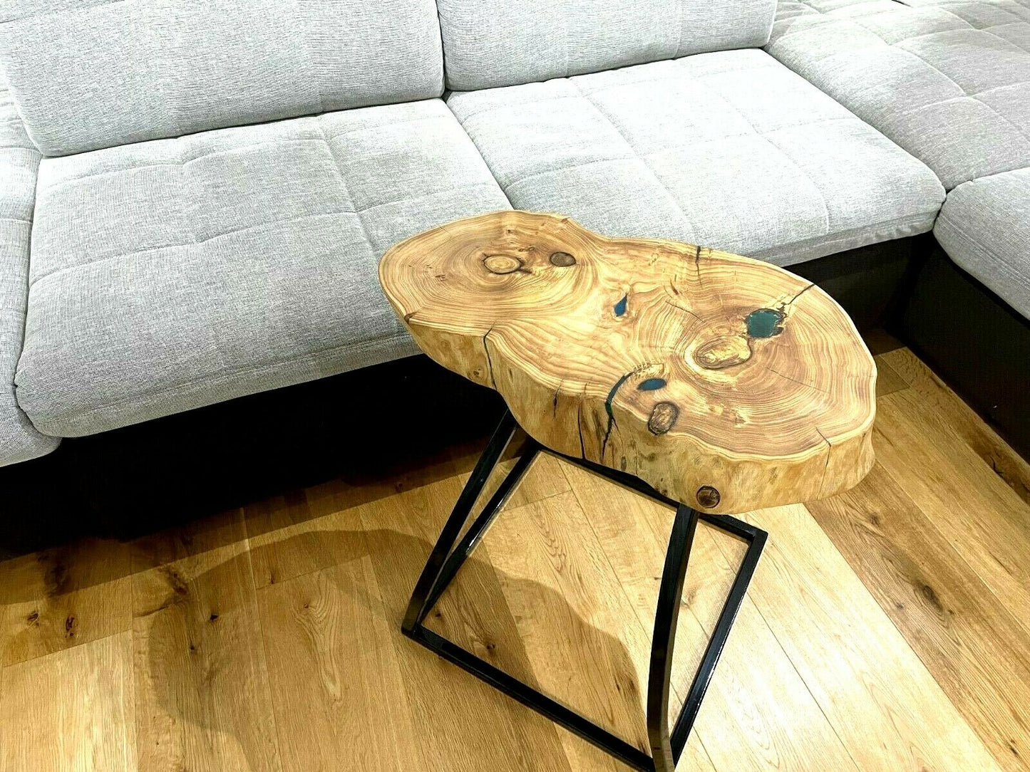 Mini Couchtisch Massivholz Baumscheibe ULME HANDARBEIT Metallfuß ca.60x34x7,5cm