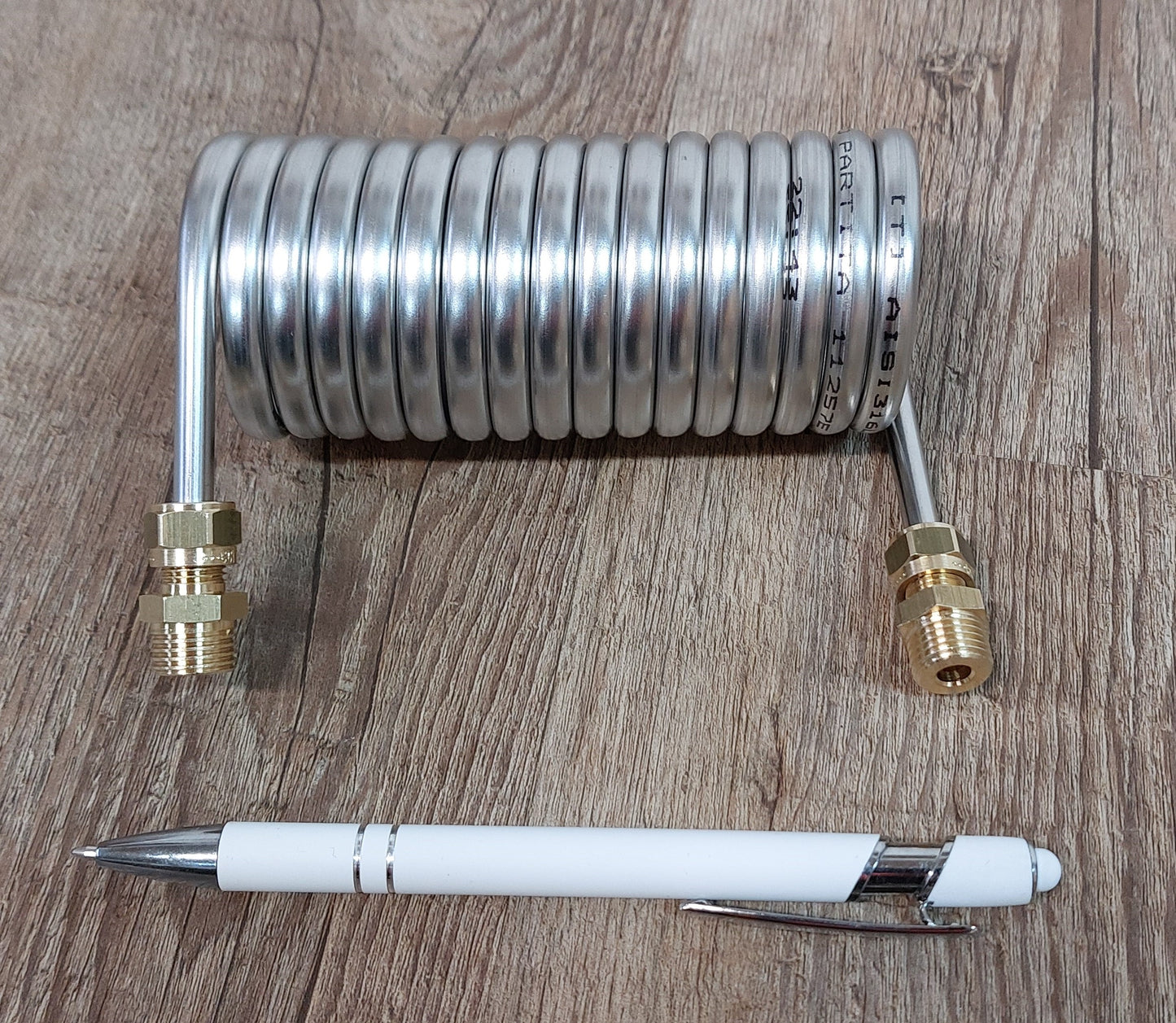Spirale aus 2,5 Meter Edelstahlrohr 6x0,5mm AISI 316L EN 1.4404 mit Innend. ca. 42mm inkl. 1/8" AG Anschluss